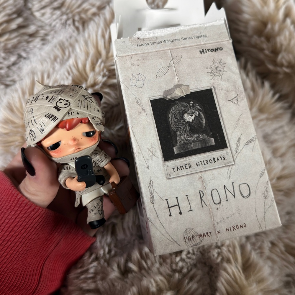 Pop Mart x Hirono Tamed Wildgrass Figure - Beige & Cream